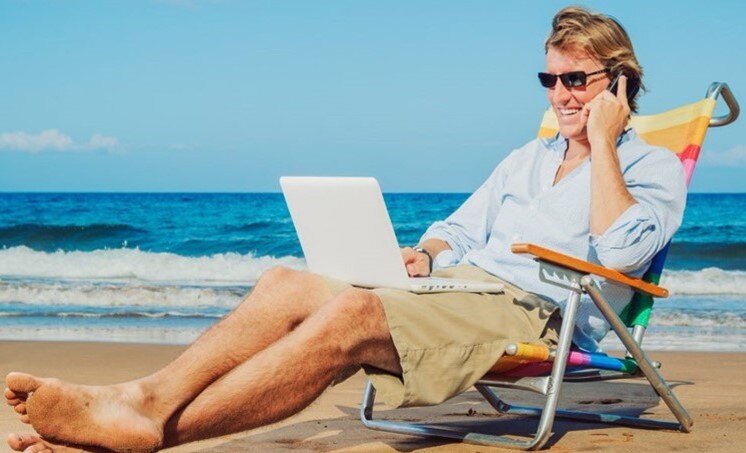 Arbeiten mit Laptop am Strand